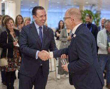 58589_nielsklarenbeekifbsopresidentcongratulatingministeralejandrosaenzdesanpedro_796374