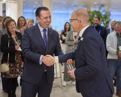 58589_nielsklarenbeekifbsopresidentcongratulatingministeralejandrosaenzdesanpedro_796374